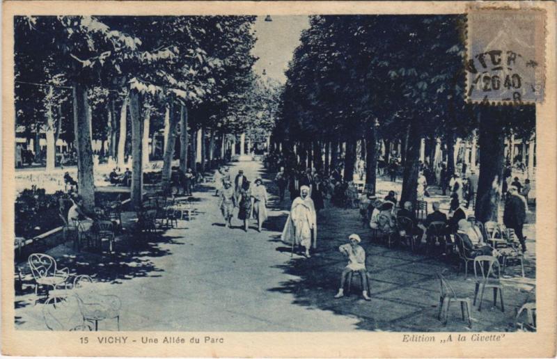 Carte postale ancienne Vichy Une Allee du Parc France à Vichy