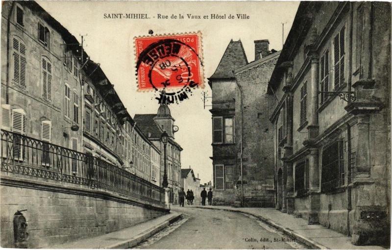 Carte postale ancienne Saint Mihiel-Rue de la Vaux et Hótel de Ville à Saint-Mihiel