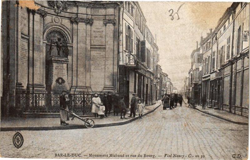Carte postale ancienne Bar le Duc-Monument Michaud et rue du Bourg à Bar-le-Duc