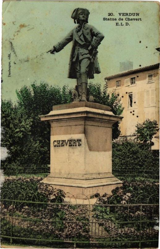 Carte postale ancienne Verdun-Statue de Chevert à Verdun