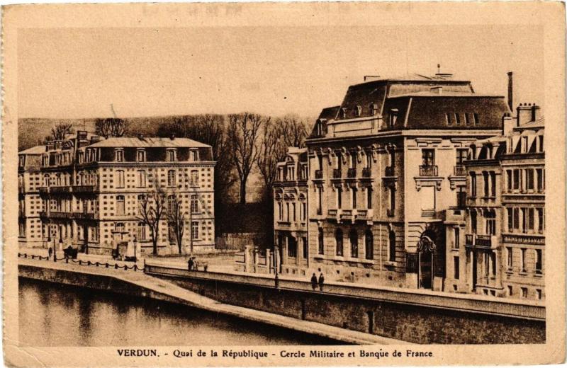Carte postale ancienne Verdun-Quai de la République-Cercle Militaire et Banque de France à Verdun