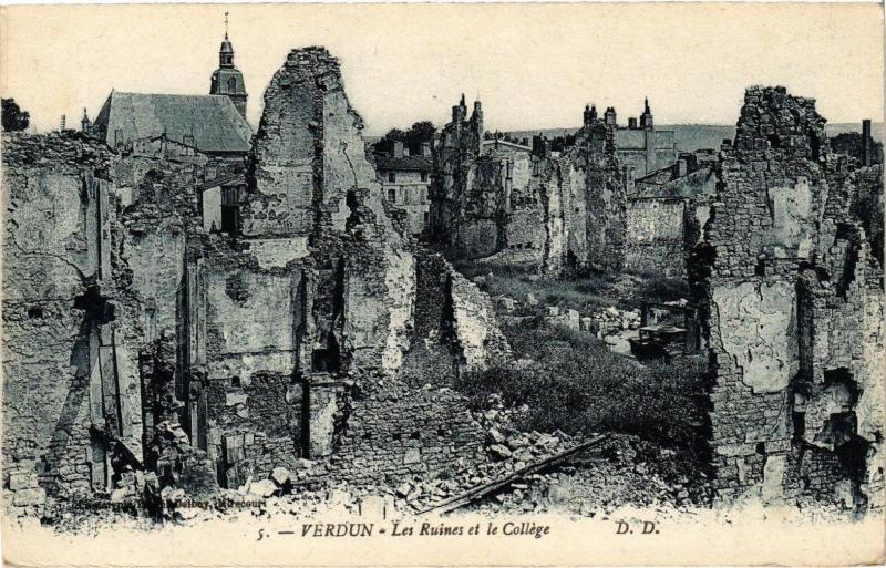 Carte postale ancienne Verdun-Les Ruines et le Collége à Verdun
