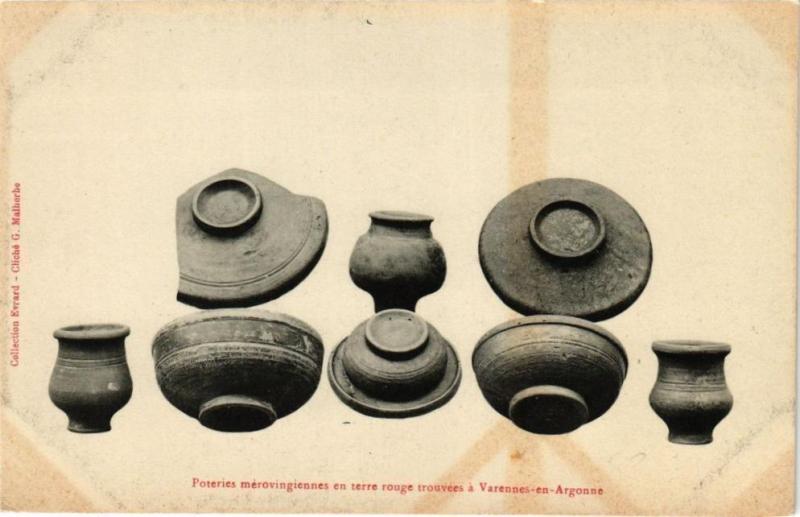 Carte postale ancienne Poteries mérovinginnes en terre rouge trouvées á Varennes-en-Argonne(240570) à Varennes-en-Argonne
