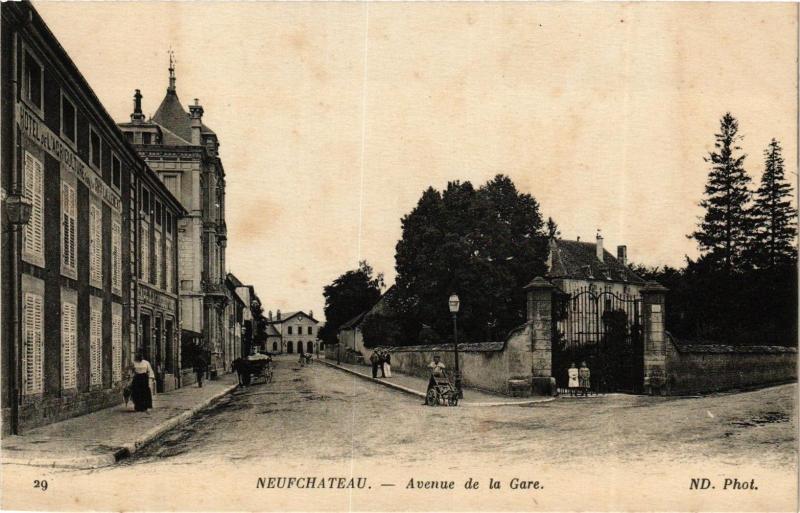 Carte postale ancienne Neufchateau - Avenue de la Gare à Neufchâteau
