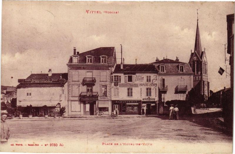Carte postale ancienne Vittel - Place de l'Hotel-de-Ville à Vittel