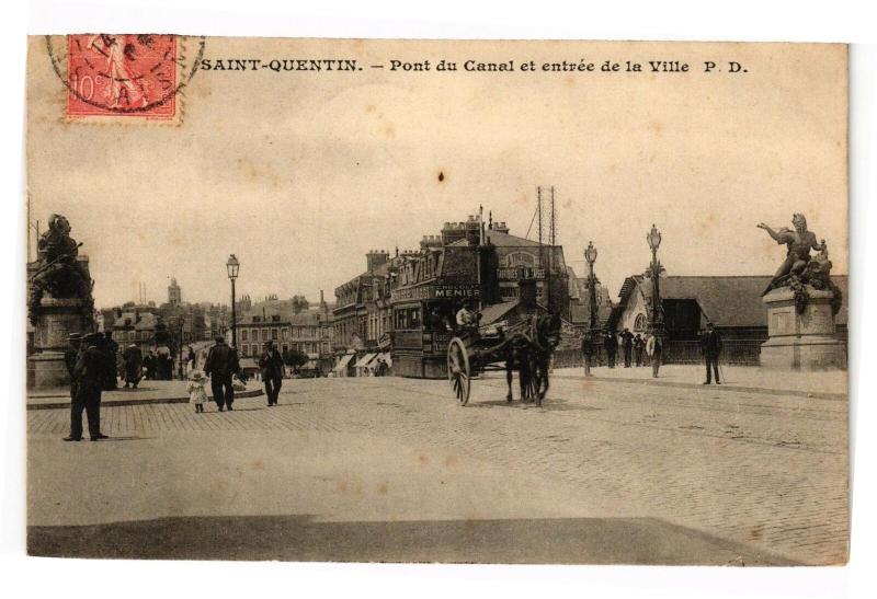 Carte postale ancienne Saint-Quentin Pont du canal et entree à Saint-Quentin
