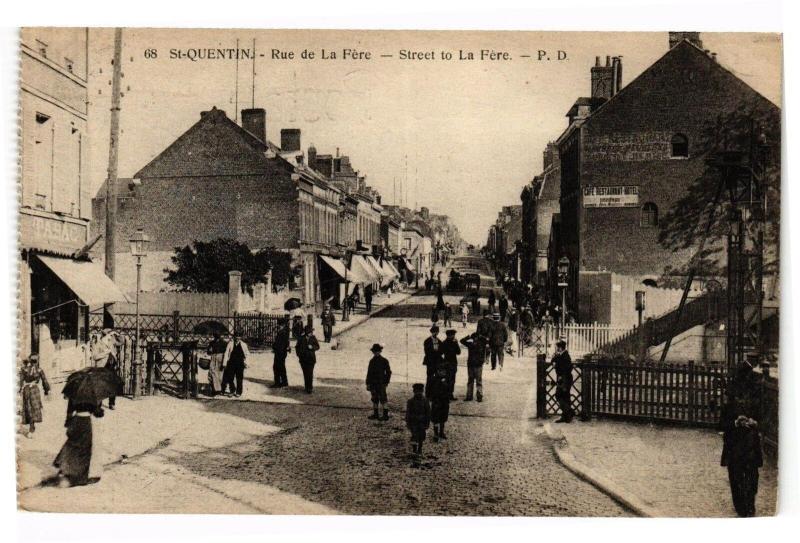 Carte postale ancienne Saint-Quentin Rue de la fere à Saint-Quentin