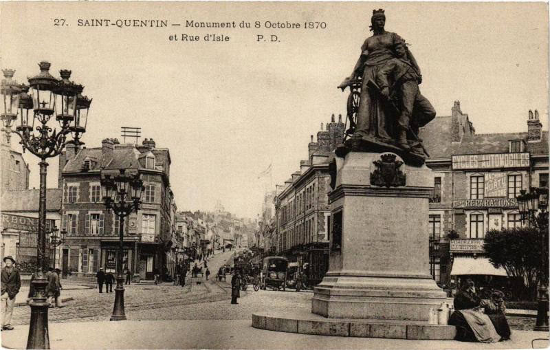 Carte postale ancienne Saint-Quentin Monument de 8 octobre 1870 et Rue d'Isle à Saint-Quentin