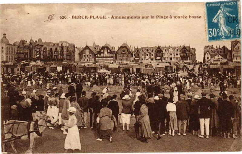 Carte postale ancienne Berck-Plage - Amusements sur la Plage a marée basse à Berck