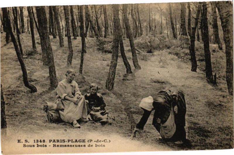 Carte postale ancienne Paris-Plage - Sous bois - Ramasseuses de bois