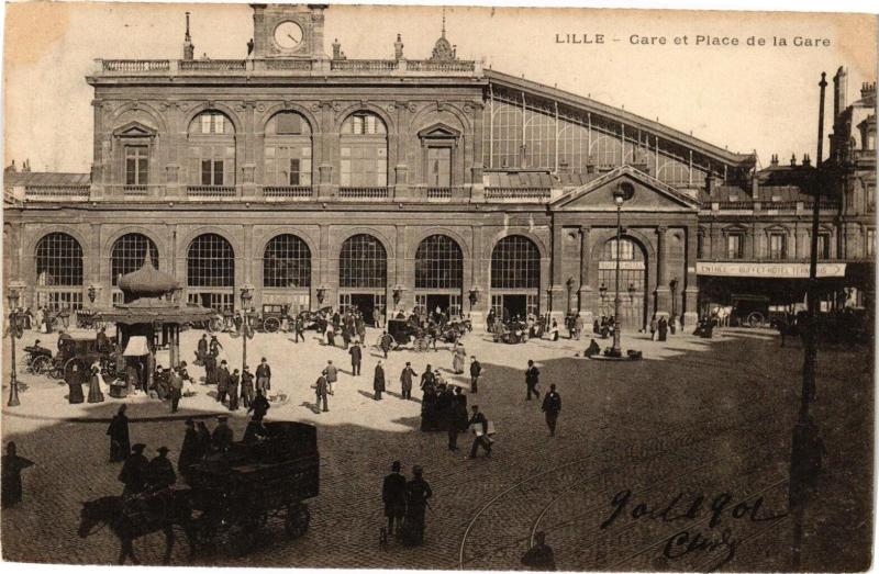 Carte postale ancienne Lille - Gare et Place de la Gare à Lille
