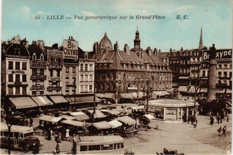 Carte postale ancienne Lille - Vue panoramique sur la Grand'Place à Lille