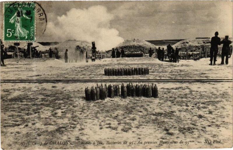 Carte postale ancienne Camp de Chalons - lEcoles au feu Batteries de 95. Au premier plan