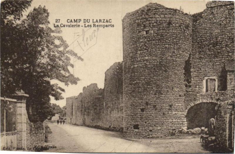 Carte postale ancienne Le Camp du Larzac - La Cavalerie - Les Remparts à La Cavalerie