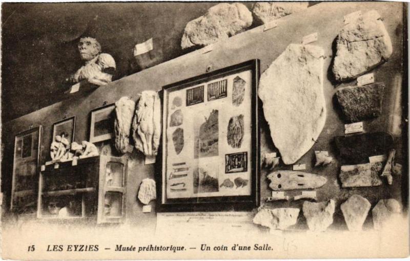 Carte postale ancienne Les Eyzies-Musée préhistorique-Un coin d'une Salle aux Eyzies
