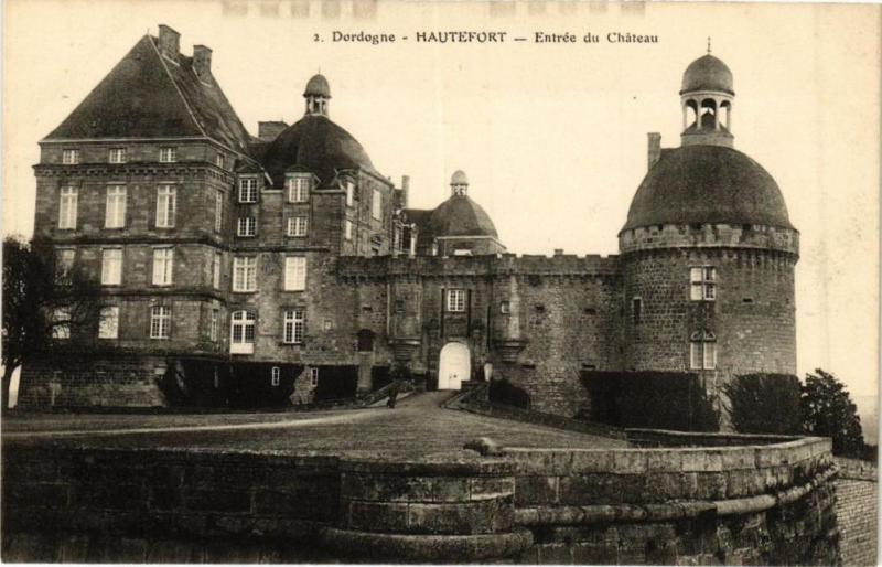 Carte postale ancienne Hautefort-Entrée du Chateau à Hautefort