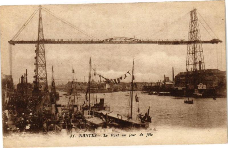 Carte postale ancienne Nantes - Le Port un jour de fete à Nantes