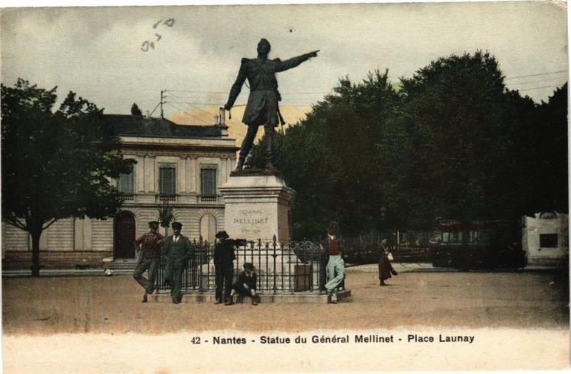 Carte postale ancienne Nantes - Statue du General Mellinet - Place Launay à Nantes