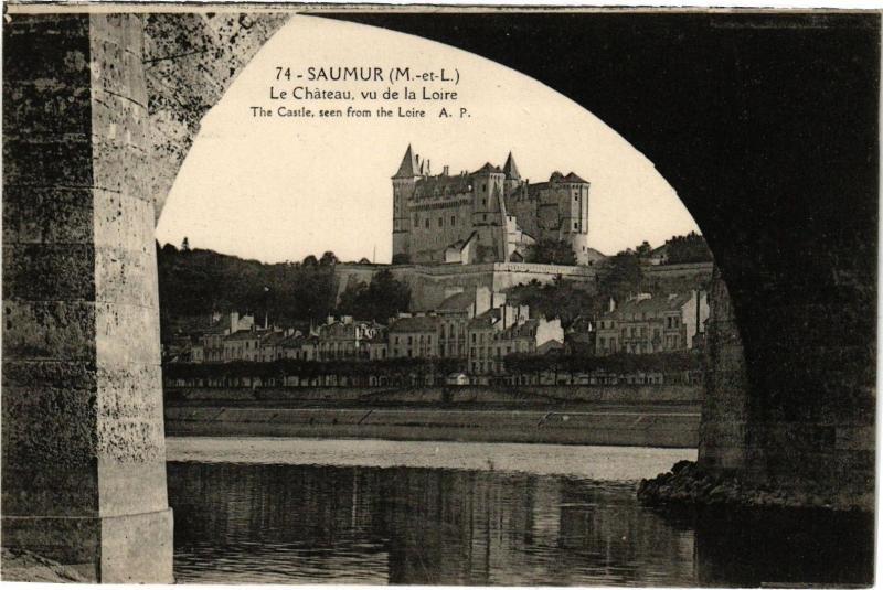 Carte postale ancienne Saumur - Le Chateau vu de la Loire à Saumur