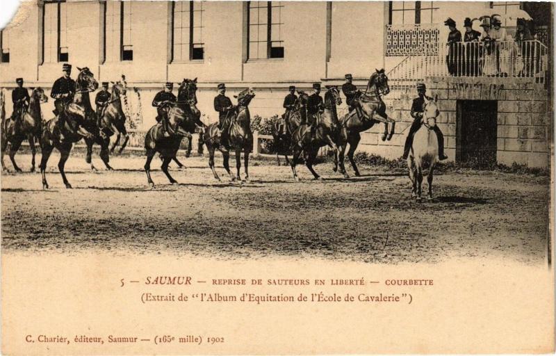 Carte postale ancienne Saumur - Reprise de Sauteurs en Liberte - Courbette (Extrait de à Saumur