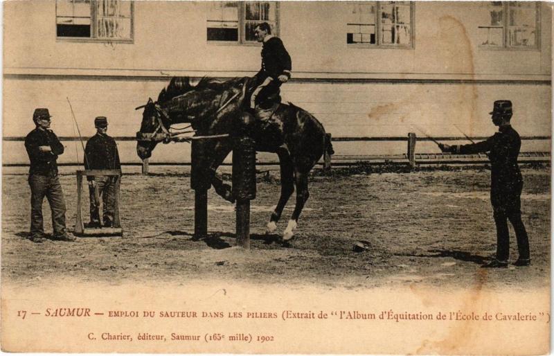 Carte postale ancienne Saumur - Emploi du Sauteur dans les Piliers (Extrait de l'Album à Saumur