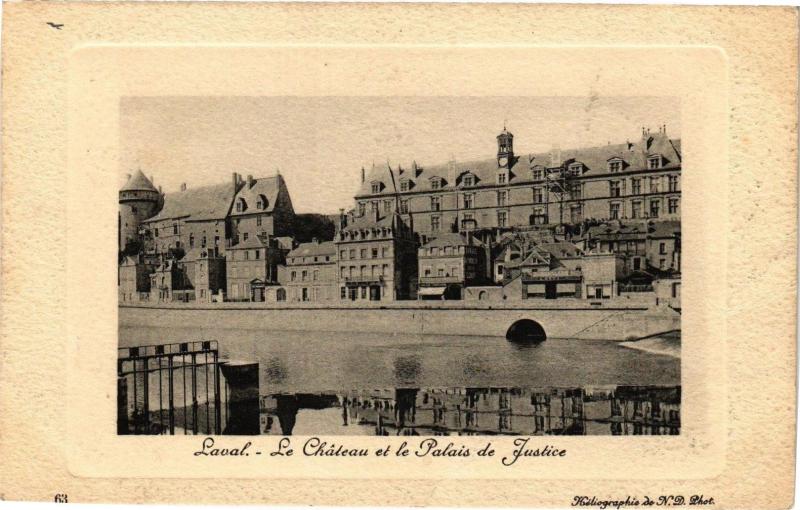 Carte postale ancienne Laval-Le Cháteau et le Palais de Justice à Laval
