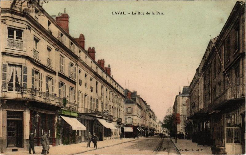 Carte postale ancienne Laval-La Rue de la Paix à Laval
