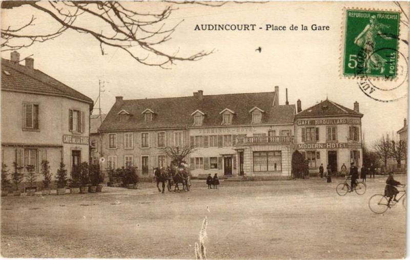 Carte postale ancienne Audincourt - Place de la Gare à Audincourt