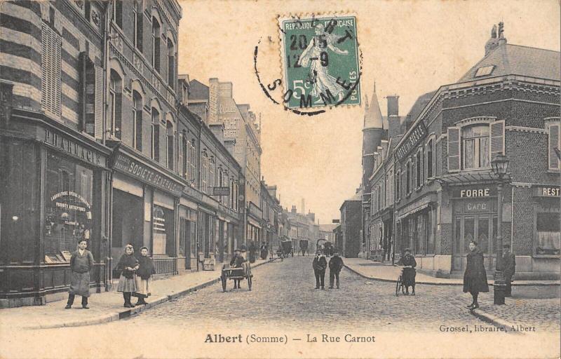 Carte postale ancienne Albert - La Rue Carnot à Albert