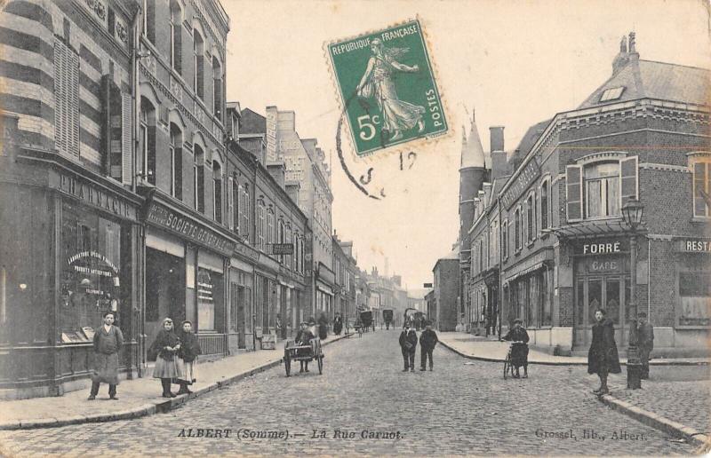 Carte postale ancienne Albert - La Rue Carnot à Albert
