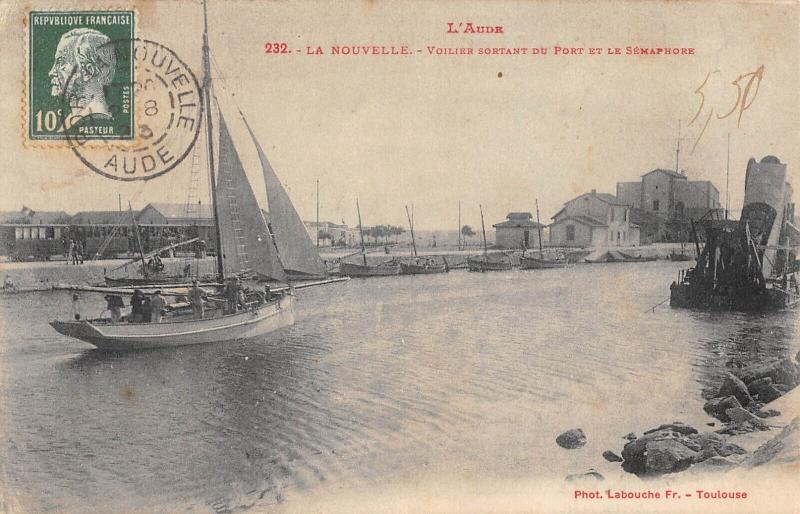 Carte postale ancienne La Nouvelle - Voilier Sortant Du Port Et Le Semaphore