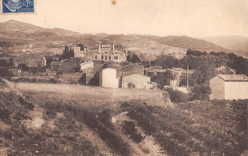 Carte postale ancienne Ladern Sur Lauquet - Le Chateau Et Le Village à Ladern-sur-Lauquet