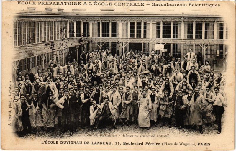 Carte postale ancienne L'Ecole Duvignau de Lanneau - Cour de récréation à Paris 17e