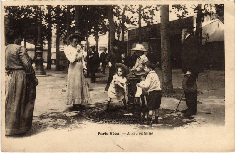 Carte postale ancienne Paris Vecu. a la fontaine