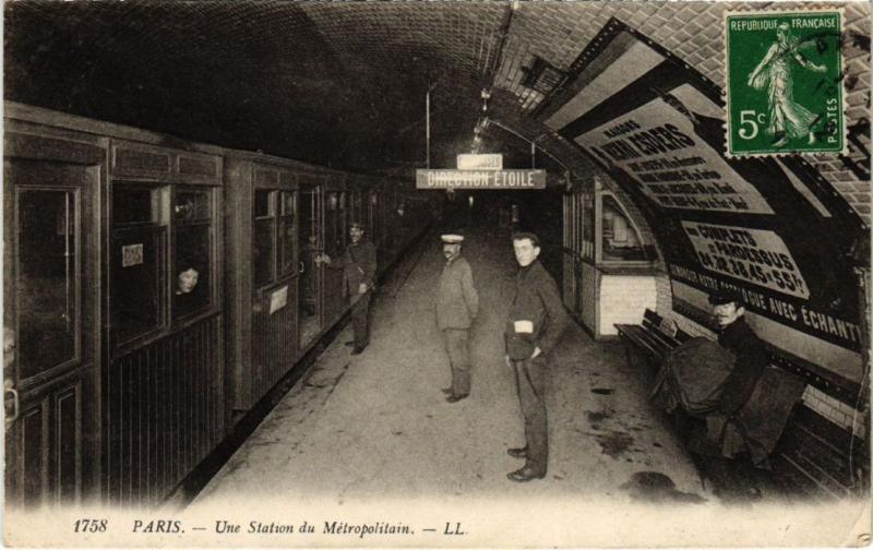 Carte postale ancienne Une station de Metropolitain à Paris 15e