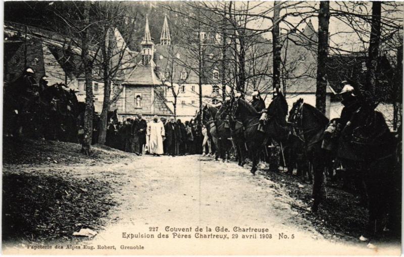 Carte postale ancienne Couvent de la Grande Chartreuse Expulsion des Peres 1903