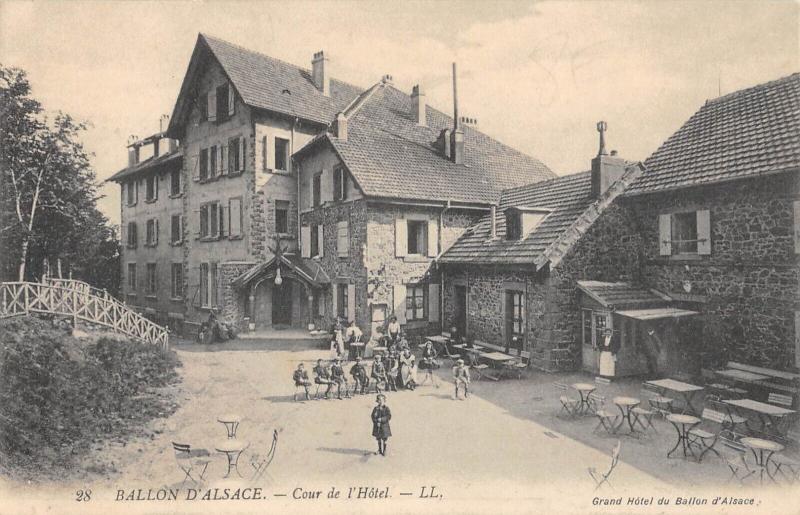 Carte postale ancienne Ballon D'Alsace - Cour De L'Hotel