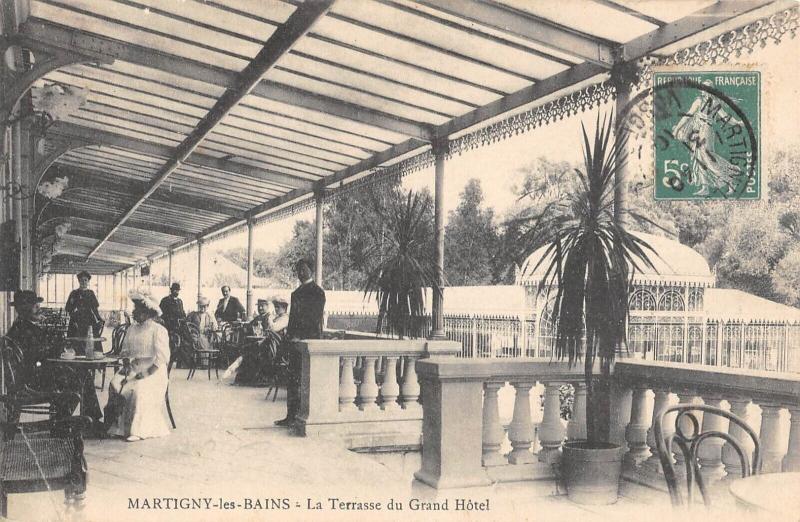 Carte postale ancienne Martugny Les Bains - La Terrasse Du Grand Hotel à Grand