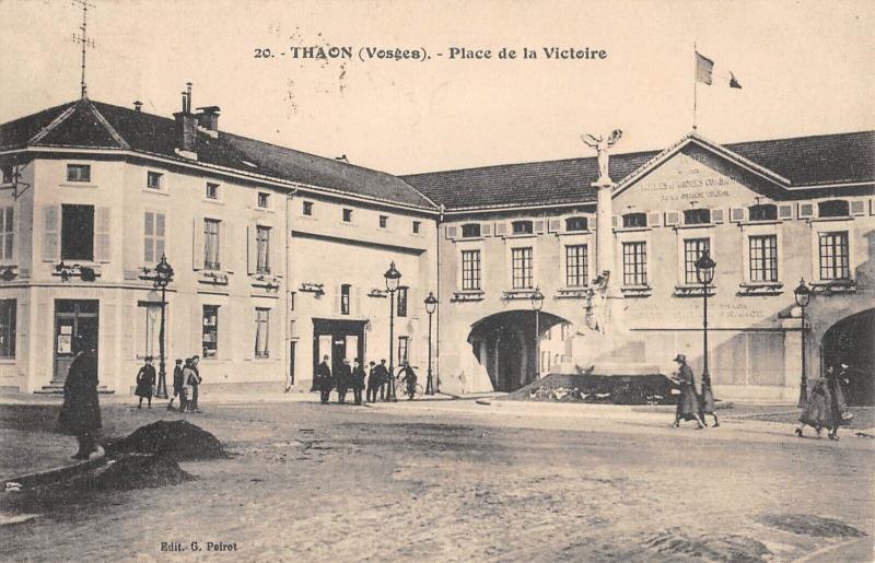 Carte postale ancienne Thaon - Place De La Victoire