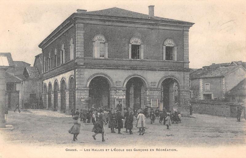 Carte postale ancienne Grand - Les Halles Et L'Ecole Des Garcons En Recreation à Grand