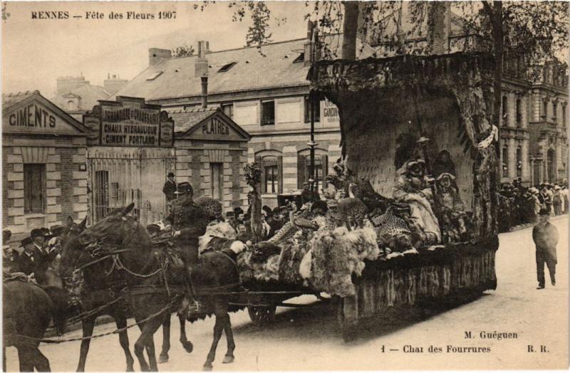 Carte postale ancienne Rennes Fete des Fleurs Char des Fourrures à Rennes