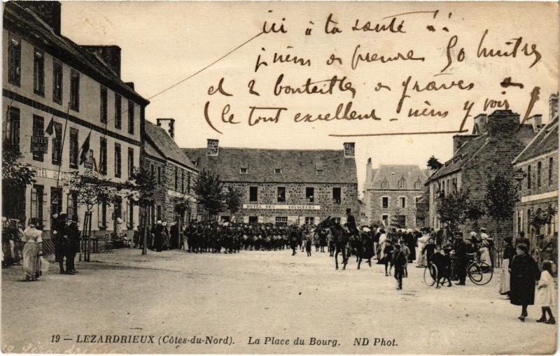 Carte postale ancienne Lezardrieux - La Place du Bourg à Lézardrieux