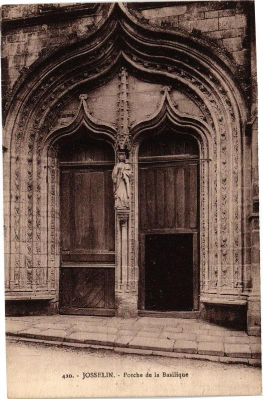 Carte postale ancienne Josselin - Porche de la Basilique à Josselin