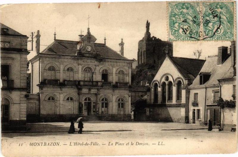 Carte postale ancienne Montbazon - L'Hotel de Ville - La Place et le Donjon à Montbazon