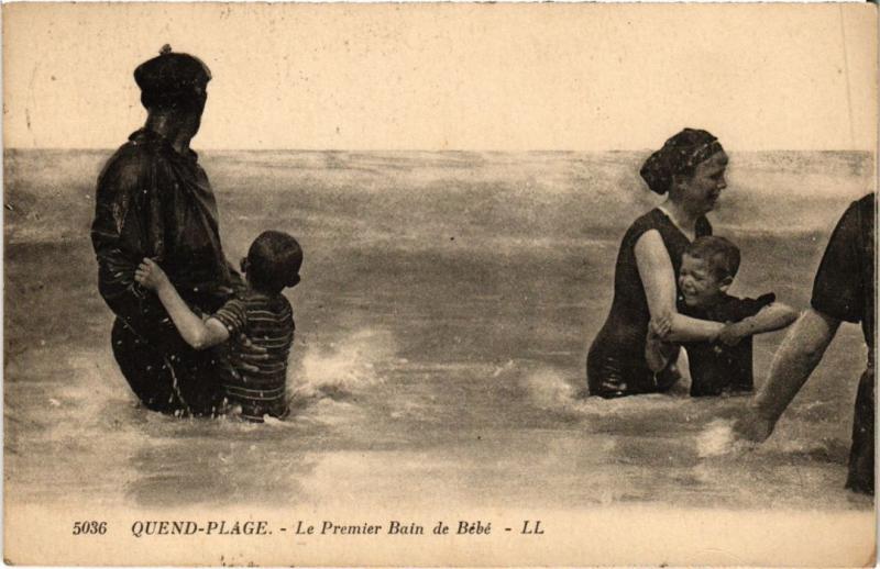 Carte postale ancienne Quend Plage - Le Premier Bain de Bebe à Quend