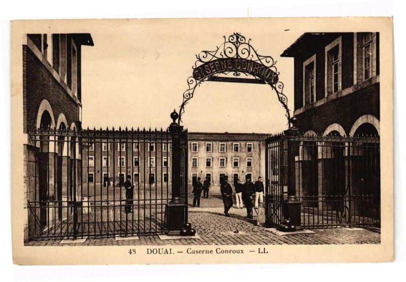 Carte postale ancienne Douai - Caserne conroux à Douai