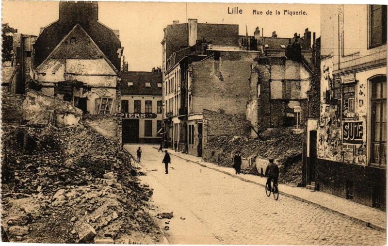 Carte postale ancienne Lille - Rue de la Piquerie à Lille