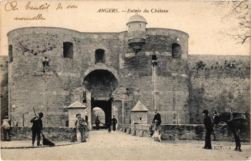 Carte postale ancienne Angers-Entrée du Chateau à Angers