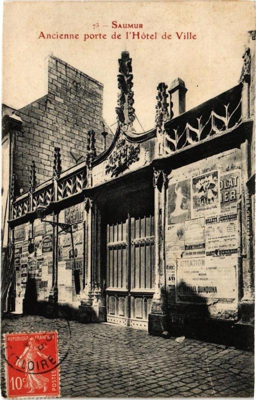 Carte postale ancienne Saumur - Ancienne porte de l'Hotel de Ville à Saumur