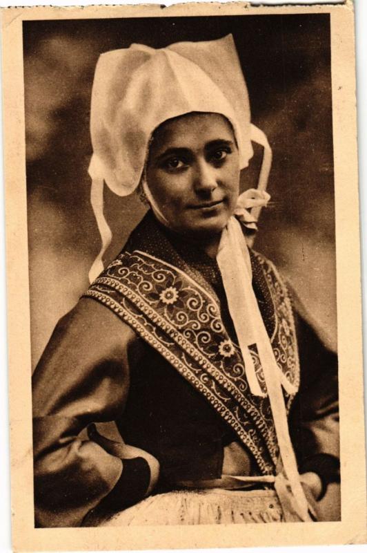 Carte postale ancienne Plougastel Daoulas- Jeune Fille ,Etude des Coiffes France à Daoulas